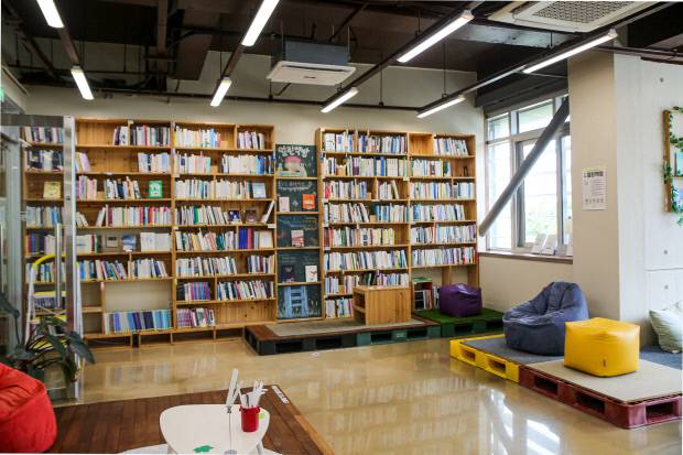 독서 프로그램을 진행하는 열린책방