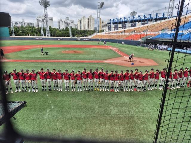 2일 서울 목동야구장에서 열린 제80회 청룡기 전국고교야구선수권 겸 주말 리그 왕중왕전 32강전을 마친 전주고 선수들이 경례를 하고 있다. 전주고 동문회 제공
