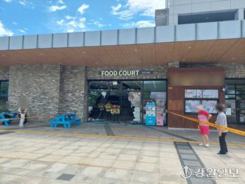 ◇2일 오전 11시32분께 강릉시 영동고속도로 강릉방향 대관령휴게소에서 SUV 차량이 휴게소 내 식당으로 돌진했다. 사진=강원특별자치도소방본부 제공