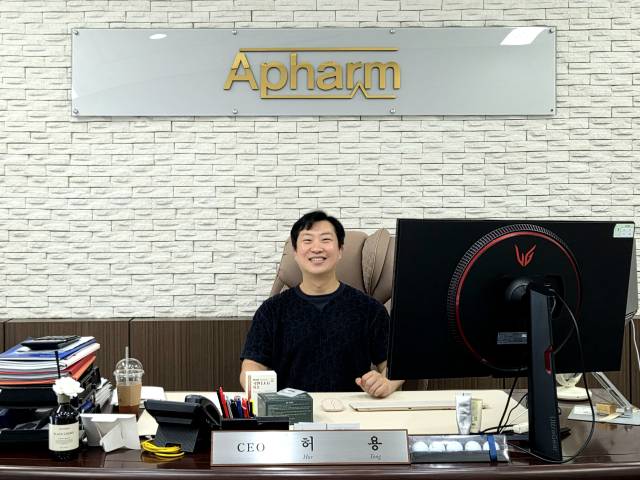 허용 에이팜건강 대표가 사무실에서 근무하면서 환하게 웃고 있다. 정은빈 기자