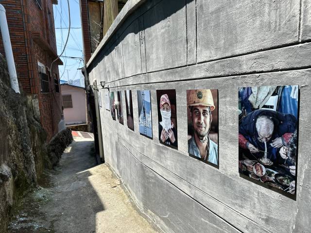 비주류사진관 제32회 사회참여전 '골목에 사람이 살고 있습니다' 골목길 전시 모습. 김은영 기자