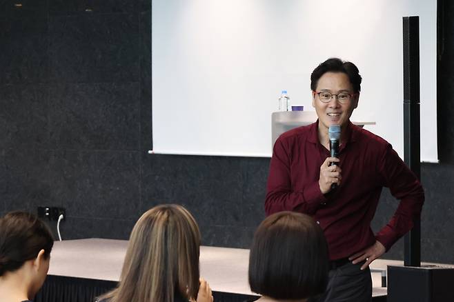 지난 1일 수성아트피아 대극장 로비서 열린 7월 명사 특강에서 뮤지컬 배우 남경주가 강연을 하고 있다. <수성아트피아 제공>