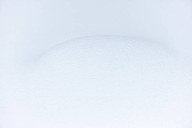 숨은돌,&nbsp; &nbsp;2025,&nbsp; &nbsp;파인아트지에 아카이벌 피그먼트 프린트,&nbsp; &nbsp;90x60cm / 사진=제주갤러리