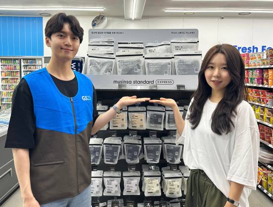 모델이 GS25에서 판매하는 무탠다드 제품을 소개하고 있다./사진제공=GS리테일