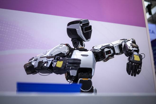 마이크로소프트으와 생츄어리AI가 개발한 휴머노이드 로봇. (사진=AFP)