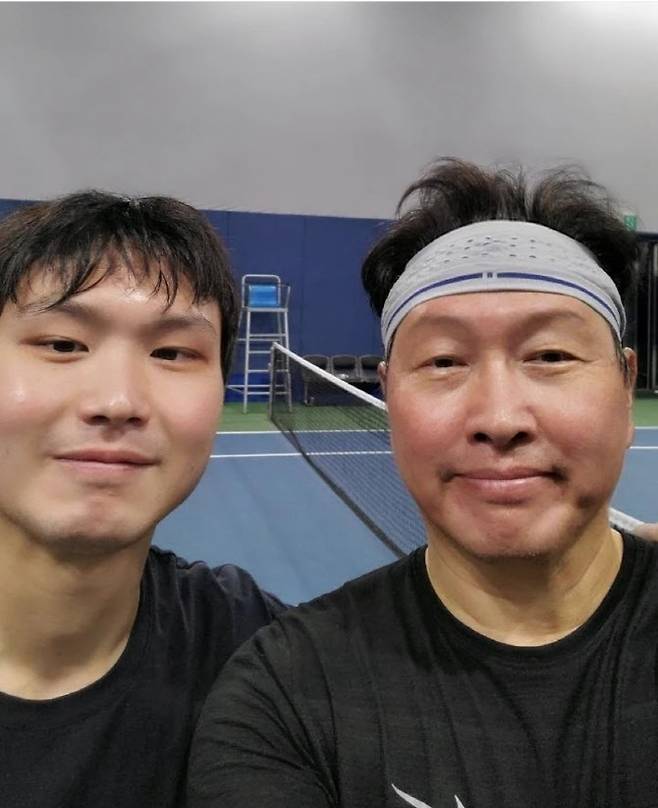 최태원 SK 회장과 아들 인근 씨. (사진=최태원 회장 SNS 캡처)