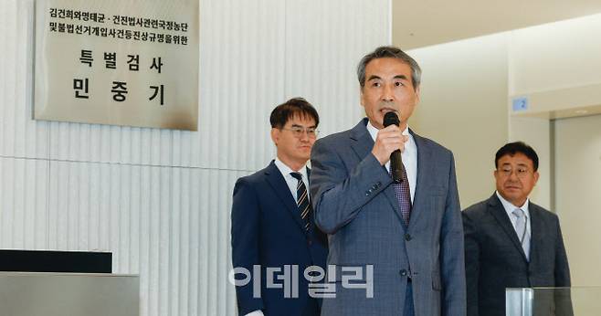 윤석열 전 대통령의 부인 김건희 여사 의혹 관련 사건을 맡은 민중기 특별검사가 2일 서울 종로구 KT광화문빌딩 웨스트에 마련된 특검 사무실에서 열린 현판 제막식에서 인사말을 하고 있다. (사진=이데일리 방인권 기자)