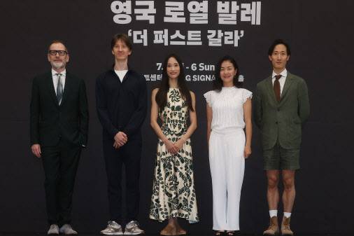 케빈 오헤어 디렉터(왼쪽부터), 수석 무용수 바딤 문타기로프, 후미 가네코, 퍼스트 솔로이스트 최유희, 전준혁이 2일 서울 강서구 LG아트센터에서 열린 영국 로열 발레 ‘더 퍼스트 갈라’ 간담회에서 포즈를 취하고 있다(사진=연합뉴스).