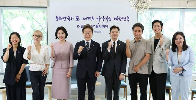 이재명 대통령과 김혜경 여사가 30일 서울 용산 대통령실 파인그라스에서 열린 문화예술계 수상자 간담회를 마치며 참석자와 기념촬영을 하고 있다. 왼쪽부터 칸국제영화제 학생부문(라 시네프) 1등상을 수상 허가영 영화감독, 프랑스 문화예술공로훈장‘코망되르’를 수훈한 조수미 성악가, 김 여사, 이 대통령, 토니상 6관왕을 석권한 뮤지컬 ‘어쩌면 해피엔딩’ 박천휴 작가, 넷플릭스 드라마 ‘폭싹 속았수다’를 연출한 김원석 감독, ‘로잔발레 콩쿠르’에서 우승한 박윤재 발레리노, 강유정 대통령실 대변인. (사진=대통령실통신사진기자단).