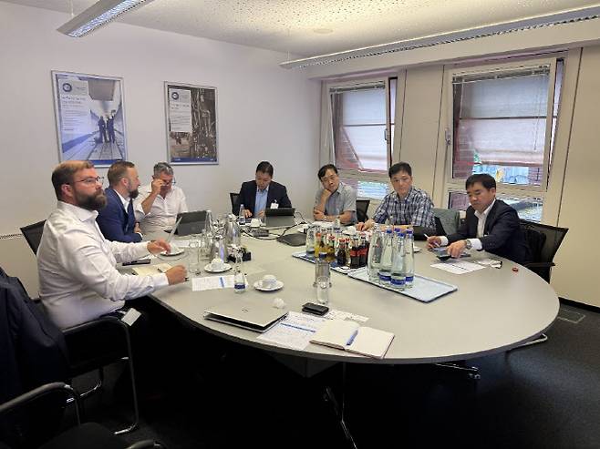 한국자동차모빌리티안전학회 관계자들이 지난달 30일 스페인 타라고나에 위치한 IDIADA를 방문하고 있다. (사진=KASA)