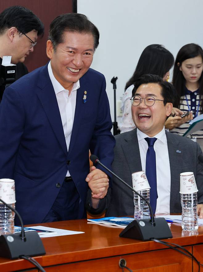 더불어민주당 당대표에 도전하고 있는 정청래(왼쪽)·박찬대 의원이 2일 오후 국회에서 열린 검찰개혁 토론회에서 만나 악수하고 있다. (사진=뉴스1)