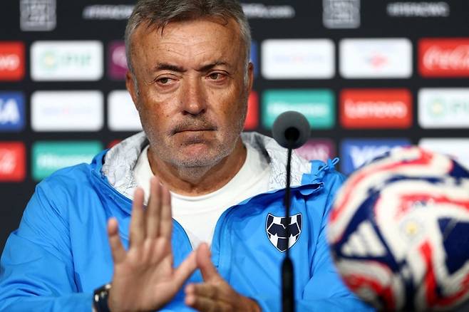 미국 애틀랜타 메르세데스-벤츠 스타디움에서 열린 기자회견 중 제스처를 취하고 있다.