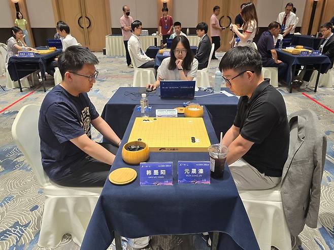 란커배 본선 48강에서 원성진 9단(오른쪽)이 중국 한모양 5단과 대국을 벌이고 있다.(사진 한국기원 제공)