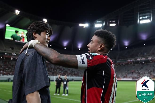 29일 서울월드컵경기장에서 열린 FC서울과 포항 스틸러스 경기 종료 후 이야기를 나누는 기성용(왼쪽)과 제시 린가드