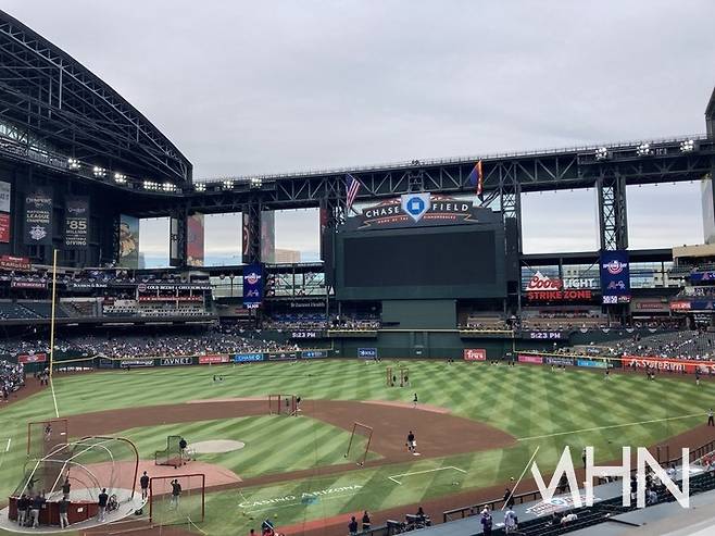 (애리조나 홈구장 '체이스 필드'. 돔구장인 이곳은 기온이 낮을 경우 지붕을 열고 경기를 진행한다)