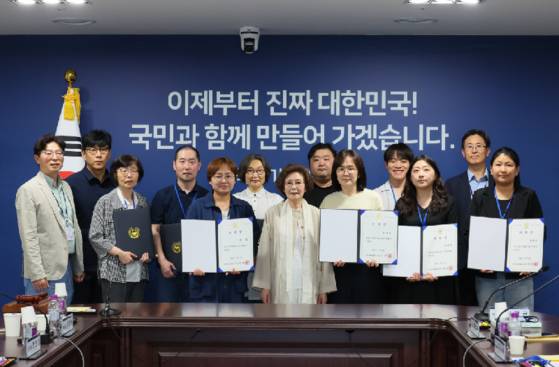 국민주권위원회 위촉장 수여 후 촬영된 기념사진. 〈사진=국정기획위원회 제공〉