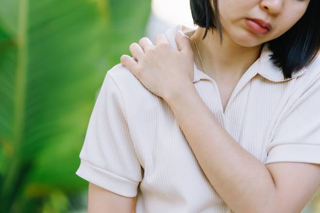 빗장뼈(쇄골)가 쑤시고 아프다면 여러 원인 때문일 수 있다. 섣불리 판단하지 말고, 병원을 찾아 정형외과 전문의 진단을 받는 게 좋다. 사진은 기사 내용과 직접 관련 없음.[사진=게티이미지뱅크]