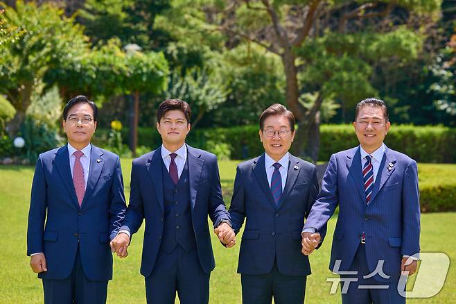이재명 대통령이 22일 서울 한남동 관저에서 여야 지도부와 가진 오찬에 앞서 기념촬영하고 있다. 왼쪽부터 송언석 국민의힘 원내대표, 김용태 비상대책위원장, 이 대통령, 김병기 더불어민주당 당대표 직무대행 겸 원내대표. (대통령실 제공. 재판매 및 DB 금지) 2025.6.22/뉴스1 ⓒ News1 허경 기자