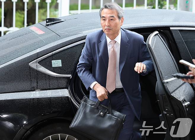 윤석열 전 대통령의 부인 김건희 여사 의혹 관련 사건 수사를 맡은 민중기 특별검사가 25일 오전 서울 서초구 사무실로 출근하고 있다. 2025.6.25/뉴스1 ⓒ News1 장수영 기자