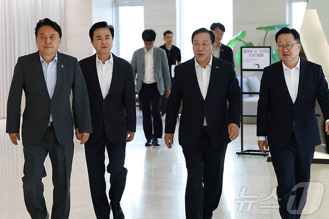 충청권 4개 시도 단체장들이 해양수산부 이전 등 현안을 논의하기 위해 19일 오전 세종시 베스트웨스턴플러스호텔세종에서 만나 이동하고 있다. 오른쪽부터 이장우 대전시장, 최민호 세종시장, 김태흠 충남지사, 김영환 충북지사.(충북도 제공. 재판매 및 DB 금지) 2025.6.20/뉴스1 ⓒ News1 김기태 기자