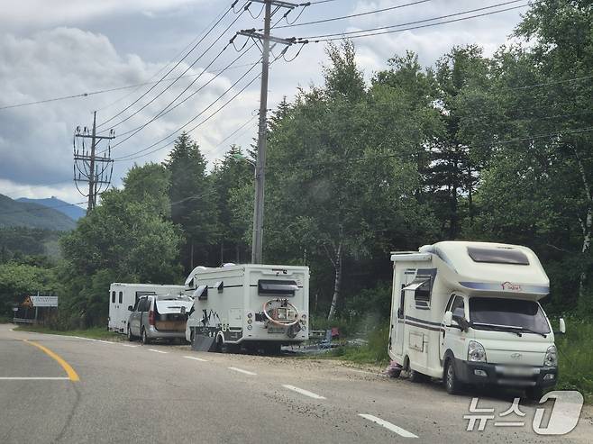 강원지역에 폭염특보가 발효된 1일, 옛 영동고속도로 하행선 평창 대관령마을 휴게소 인근 공터에 캠핑차량이 주차돼 있다. 2025.7.1/뉴스1 윤왕근 기자