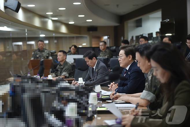 이재명 대통령이 지난달 4일 서울 용산구 합동참모본부 전투통제실을 방문해 김명수 합참의장 등 군 지휘부로부터 군사대비태세 보고를 받은 뒤 각군 지휘관과 화상회의를 하고 있다. (국방부 제공. 재판매 및 DB 금지) 2025.6.4/뉴스1