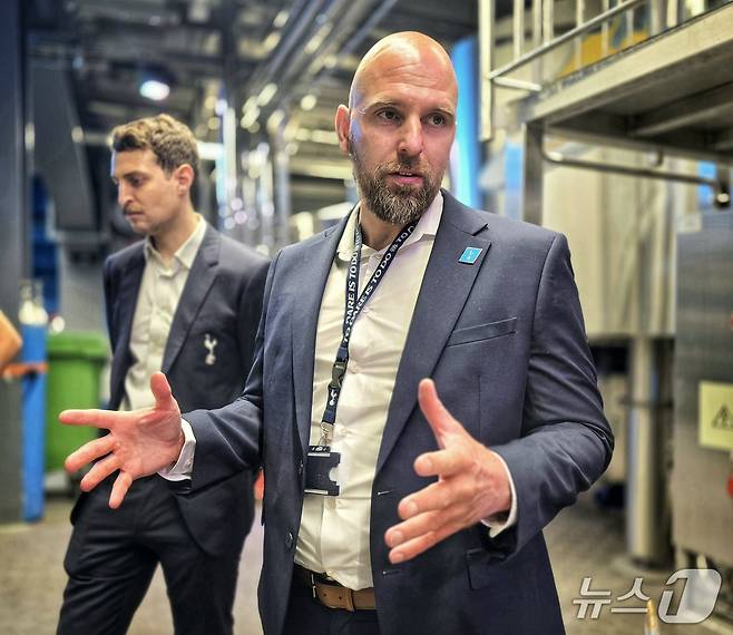 지난달 25일(현지시간) 런던 북부 토트넘 홋스퍼 스타디움에서 만난 토니 스티븐스 홍보총괄이 토트넘 구단의 기후대응·지속가능 전략에 대해 설명하고 있다. ⓒ 뉴스1 황덕현 기자
