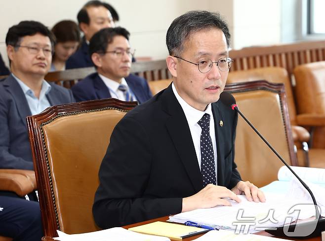 이형일 기획재정부 장관 직무대행(1차관)이 1일 서울 여의도 국회에서 열린 2025년도 제2회 추가경정예산안(정부) 관련 기획재정위원회 전체회의에서 의원 질의에 답변하고 있다. 2025.7.1/뉴스1 ⓒ News1 김민지 기자