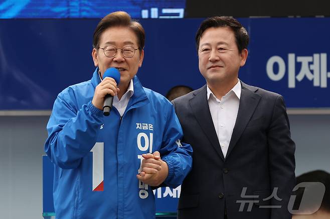 지난 5월 17일 이재명 더불어민주당 대통령 후보가  광주 서구 김대중컨벤션센터 광장에서 열린 집중유세에서 국민의힘 탈당 후 개혁신당 정책위의장을 맡았던 김용남 전 의원과 포옹하고 있다. (공동취재)2025.5.17/뉴스1 ⓒ News1 이재명 기자