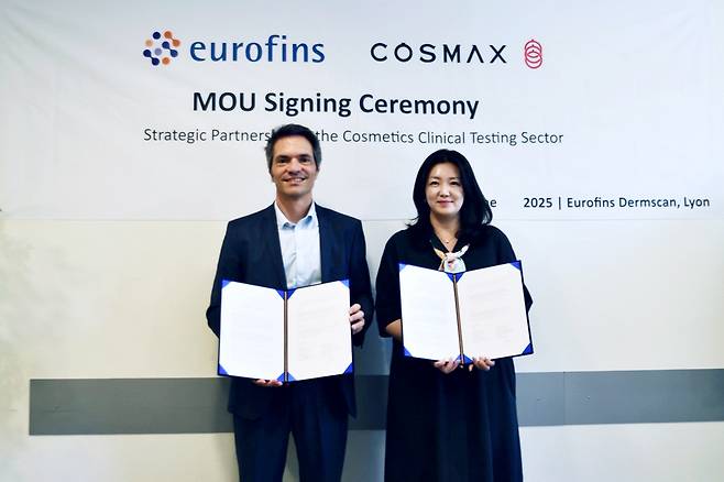 지난달 18일 프랑스 리옹에서 열린 코스맥스와 유로핀즈의 전략적 파트너십 체결식에서 얀 어거스틴 유로핀즈 화장품부문 유럽총괄(왼쪽)과 박새롬 코스맥스 R&I센터 피부임상연구팀장이 기념사진을 찍고 있다.(코스맥스제공)