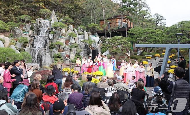 진천군 2024 세계산림치유포럼 행사 중 아트포레 수목원에서 열린 음악회 모습.(진천군 제공, 재판매 및 DB금지)/뉴스1