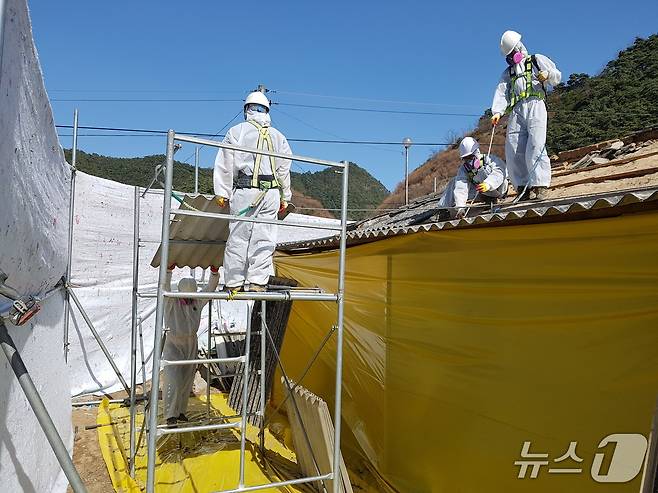 봉화군 한 주택에서 슬레이트 지붕을 철거하고 있다(봉화군 제공. 재판매 및 DB 금지)2025.7.2/뉴스1