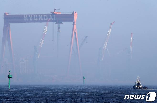 1일 오후 울산시 남구 장생포에서 바라본 현대중공업 해양사업본부 골리앗 크레인이 해무에 휩싸여 있다. 2019.8.1/뉴스1 ⓒ News1 윤일지 기자