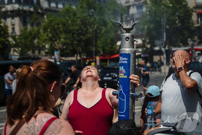 1일(현지시간) 프랑스 파리 한 물놀이장에서 관광객들이 더위를 식히고 있다. ⓒ AFP=뉴스1