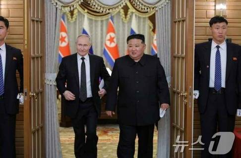 (평양 노동신문=뉴스1) = 북러 양국 정상은 지난해 6월 회담에서 '포괄적 전략 동반자 관계에 관한 조약'을 체결했다. [국내에서만 사용가능. 재배포 금지. DB 금지. For Use Only in the Republic of Korea. Redistribution Prohibited] rodongphoto@news1.kr