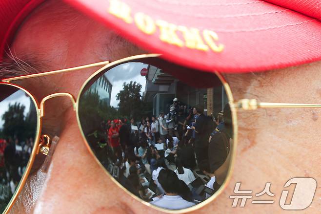 채수근 해병 순직 사건 관련 구명 로비 의혹을 받는 임성근 전 해병대 1사단장이 2일 오후 서울 서초구 서초중앙로 순직해병 특별검사팀으로 소환 조사에 출석하며 입장을 밝히고 있는 모습이 한 해병대 예비역의 선그라스에 비치고 있다. (공동취재) 2025.7.2/뉴스1 ⓒ News1 박정호 기자