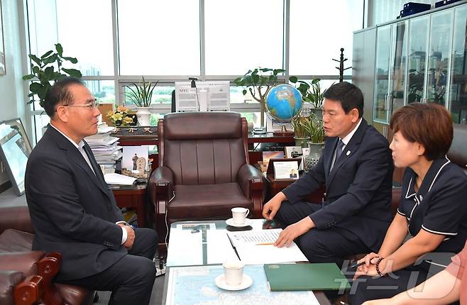 정철원 전남 담양군수가 1일 특별교부세 확보를 위해 국회를 찾아 이개호 더불어민주당 국회의원을 만나고 있다.(담양군 제공. 재배포 및 DB 금지) 2025.7.2/뉴스1