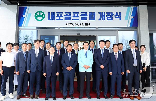 박주봉 대주·KC그룹 회장(앞줄 오른쪽 네 번째)이 내포골프클럽 개장식 후 그룹 임원들과 기념촬영을 하고 있다. (내포골프클럽 제공. 재판매 및 DB금지)2025.7.2/뉴스1