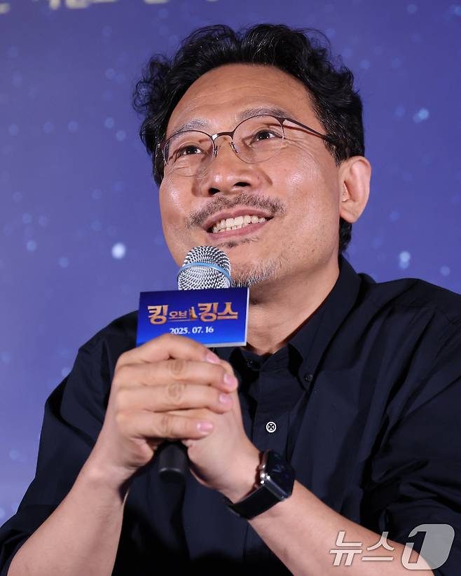 장성호 감독이 2일 오후 서울 용산구 CGV용산아이파크몰에서 열린 애니메이션 '킹 오브 킹스' 언론시사회 및 기자간담회에서 취재진 질문에 답하고 있다. '킹 오브 킹스'는 영국의 뛰어난 작가 찰스 디킨스가 막내아들 월터와 함께 2000년 전 가장 위대한 이야기 속으로 떠나는 여행을 그린 글로벌 흥행작 K-애니메이션이다. 2025.7.2/뉴스1 ⓒ News1 권현진 기자