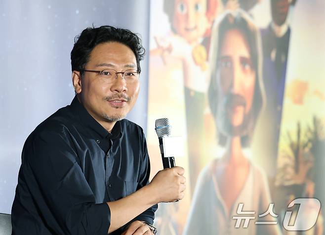 장성호 감독이 2일 오후 서울 용산구 CGV용산아이파크몰에서 열린 애니메이션 '킹 오브 킹스' 언론시사회 및 기자간담회에서 미소를 짓고 있다. '킹 오브 킹스'는 영국의 뛰어난 작가 찰스 디킨스가 막내아들 월터와 함께 2000년 전 가장 위대한 이야기 속으로 떠나는 여행을 그린 글로벌 흥행작 K-애니메이션이다. 2025.7.2/뉴스1 ⓒ News1 권현진 기자