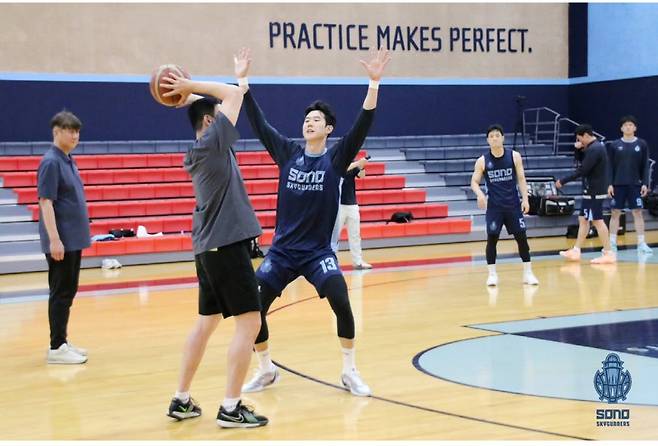 홍천 소노 리조트에서 훈련 중인 소노 선수단을 지켜보고 있는 손창환 감독(맨왼쪽). 사진제공=고양 소노