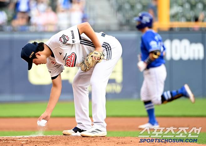 1일 잠실야구장에서 열린 삼성과 두산의 경기, 2회초 1사 1루 두산 최민석이 삼성 강민호에게 선제 2점홈런을 허용하며 아쉬워하고 있다. 잠실=허상욱 기자wook@sportschosun.com/2025.07.01/