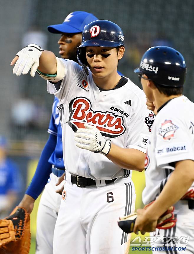 1일 잠실야구장에서 열린 삼성과 두산의 경기, 6회말 오명진이 안타를 치고 기뻐하고 있다. 잠실=허상욱 기자wook@sportschosun.com/2025.07.01/