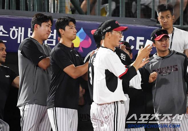 1일 부산 사직구장에서 열린 롯데 자이언츠와 LG 트윈스의 경기. LG 이정용이 야수들을 반기고 있다. 부산=박재만 기자 pjm@sportschosun.com/2025.07.01/