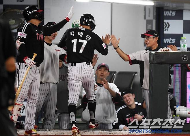 1일 부산 사직구장에서 열린 롯데 자이언츠와 LG 트윈스의 경기. 7회초 1사 3루 LG 김현수 적시타 때 박해민이 득점을 올리고 있다. 부산=박재만 기자 pjm@sportschosun.com/2025.07.01/