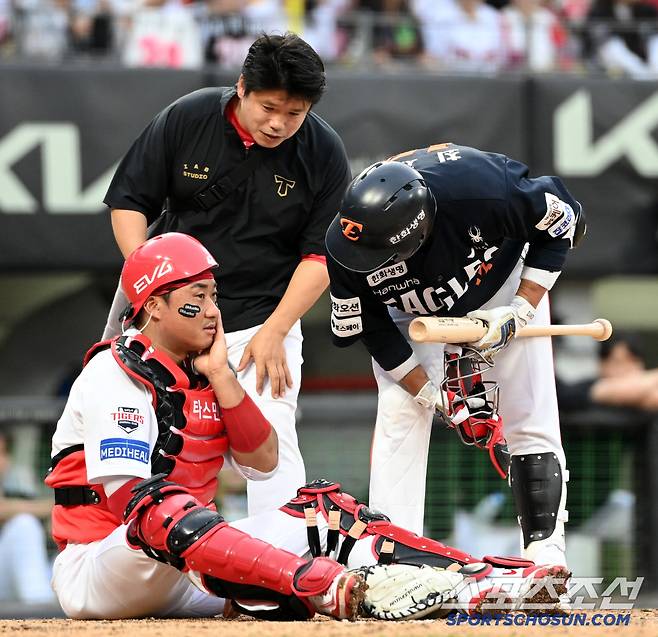7일 광주KIA챔피언스필드에서 열린 한화와 KIA의 경기, 7회초 KIA 김태군이 한화 최재훈의 파울 타구를 얼굴에 맞은 뒤 고통을 호소하고 있다. 광주=허상욱 기자wook@sportschosun.com/2025.06.07/
