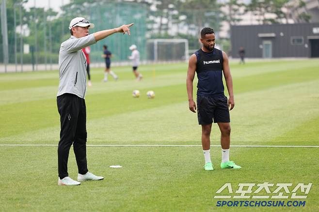 김은중 수원FC감독이 안데르손 등 선수들과 함께 전술 훈련을 하는 모습.  사진제공=수원FC