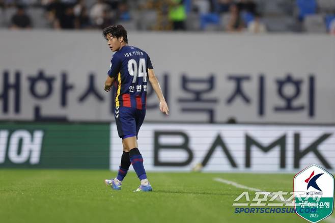 여름이적시장 전북 현대에서 임대로 수원FC 유니폼을 입은 안현범이 28일 강원과의 홈경기에서 수원 데뷔전을 치렀다. 사진제공=프로축구연맹