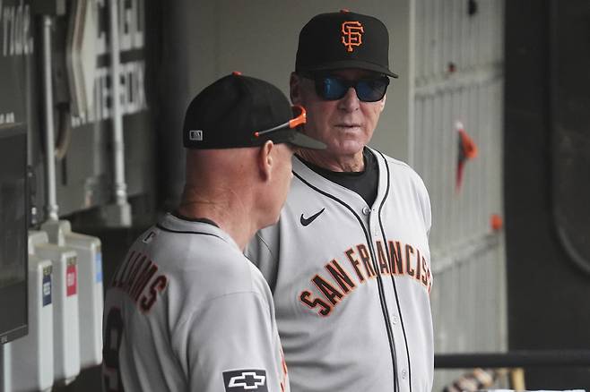 San Francisco Giants manager Bob Melvin, right, talks with third base coach Matt Williams, left, before a baseball game against the Chicago White Sox in Chicago, Sunday, June 29, 2025. (AP Photo/Nam Y. Huh)

<저작권자(c) 연합뉴스, 무단 전재-재배포, AI 학습 및 활용 금지>