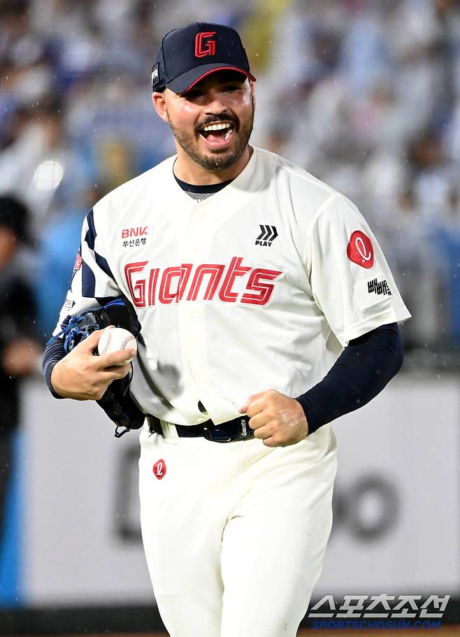 20일 부산 사직야구장에서 열린 삼성과 롯데의 경기, 5회초 2사 1,2루 롯데 감보아가 삼성 김성윤의 내야땅볼때  비디오 판독 결과가 아웃으로 번복되자 환호하고 있다. 부산=허상욱 기자wook@sportschosun.com/2025.06.20/